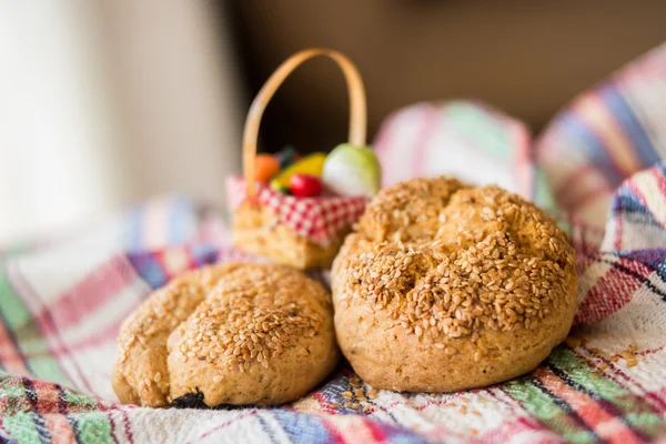 Söta kakor på en rustik (Pläd) bordsduk. — Stockfoto