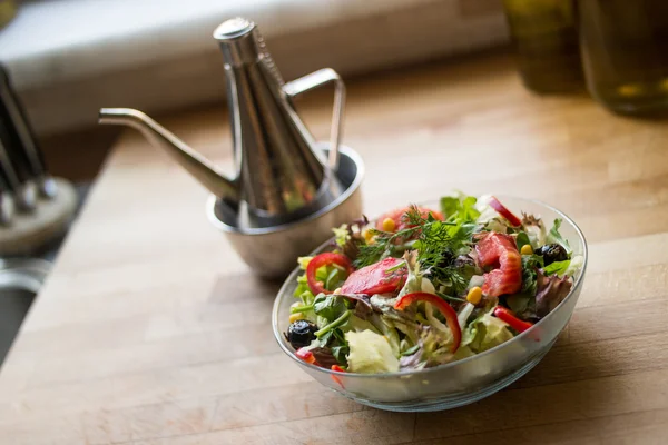 Ensalada fresca con tomates y aceite de oliva sobre una superficie de madera . —  Fotos de Stock