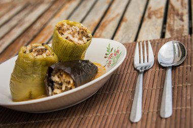 Zucchni ve kıyma ile Türk Dolma.