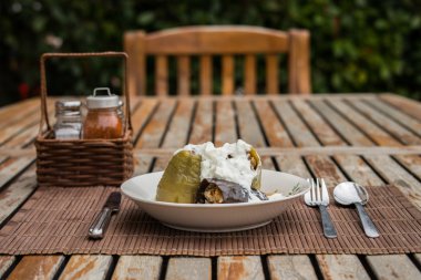 Yoğurt, zucchni ve kıyma ile Türk Dolma.