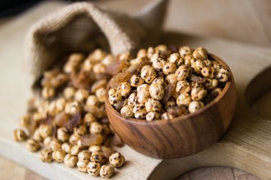 Kavrulmuş nohut ve kuru üzüm.