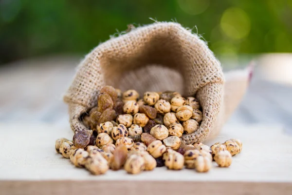 Chickpea panggang dan kismis . — Stok Foto