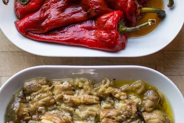 Marinierter Paprika und Auberginen-Salat. — Stockfoto