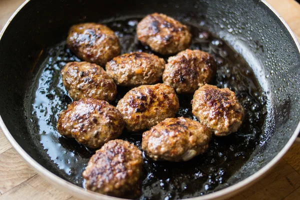 Les boulettes de viande sont frites dans une poêle . — Photo