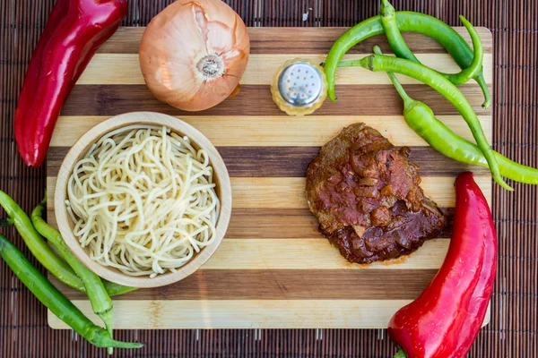 Rindfleisch mit Tomatensauce, Sphagetti und Gemüse. — Stockfoto