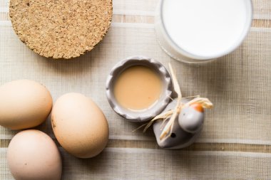 Reçel ile yumurta süt / kavram Servis Kahvaltı