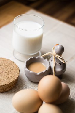 Reçel ile yumurta süt / kavram Servis Kahvaltı