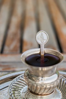 Bir gümüş tepsi içinde geleneksel Türk çayı