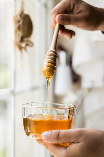 Honing druipend van houten dipper — Stockfoto