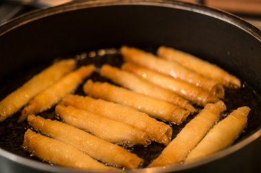 Etli / Türk puro rulo şeklinde bir tavada kızartma.