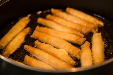 Etli / Türk puro rulo şeklinde bir tavada kızartma.