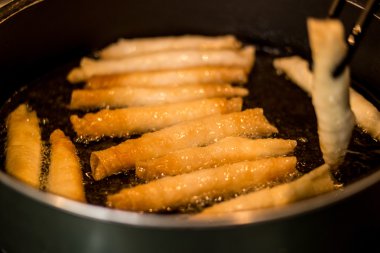 Etli / Türk puro rulo şeklinde bir tavada kızartma.