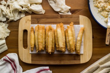 Etli / Türk puro şekillendirilmiş rulo bir ahşap yüzeye.