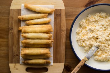 Etli / Türk puro şekillendirilmiş rulo bir ahşap yüzeye.