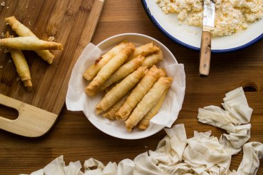 Etli / Türk puro şekillendirilmiş rulo bir ahşap yüzeye.