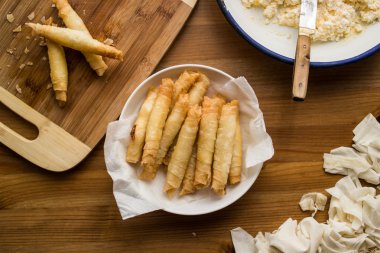 Etli / Türk puro şekillendirilmiş rulo bir ahşap yüzeye.