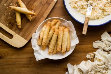 Etli / Türk puro şekillendirilmiş rulo bir ahşap yüzeye.