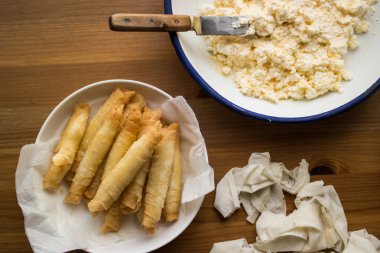 Etli / Türk puro şekillendirilmiş rulo bir ahşap yüzeye.