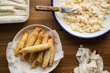 Etli / Türk puro şekillendirilmiş rulo bir ahşap yüzeye.