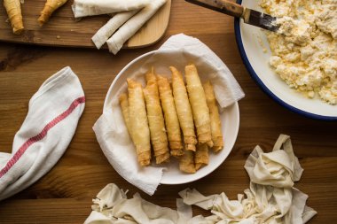 Etli / Türk puro şekillendirilmiş rulo bir ahşap yüzeye.