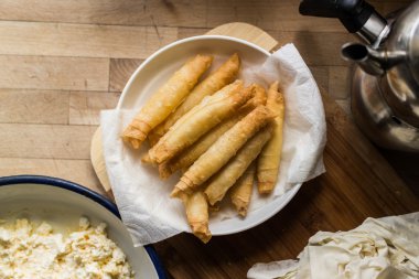 Etli / Türk puro şekillendirilmiş rulo bir ahşap yüzeye.