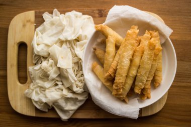 Etli / Türk puro şekillendirilmiş rulo bir ahşap yüzeye.