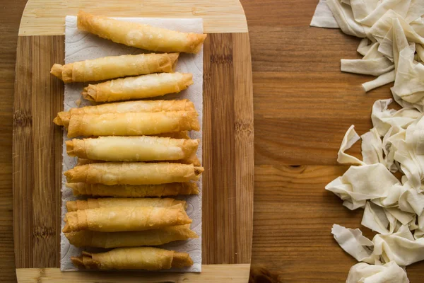 Etli / Türk puro şekillendirilmiş rulo bir ahşap yüzeye. — Stok Foto