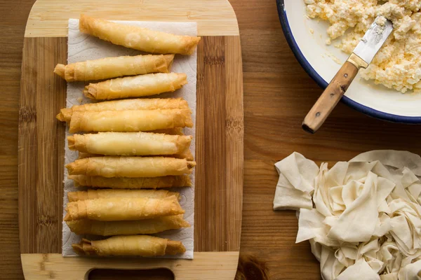 Etli / Türk puro şekillendirilmiş rulo bir ahşap yüzeye. Stok