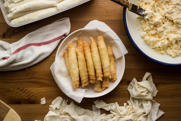 Etli / Türk puro şekillendirilmiş rulo bir ahşap yüzeye.
