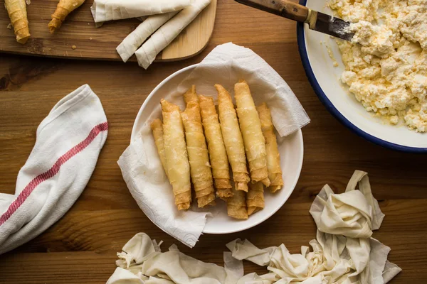 Etli / Türk puro şekillendirilmiş rulo bir ahşap yüzeye.