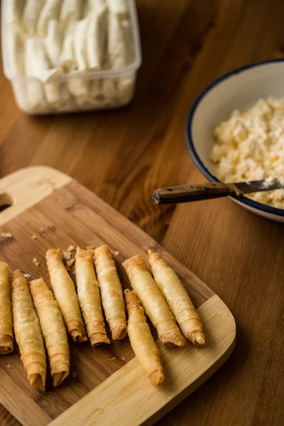 Etli / Türk puro şekillendirilmiş rulo bir ahşap yüzeye.