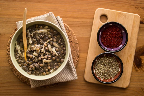 Sopa de lentejas sobre una superficie de madera . — Foto de Stock