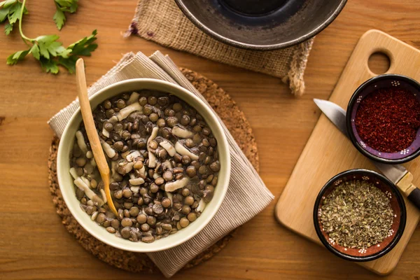 Sopa de lentejas sobre una superficie de madera . — Foto de Stock