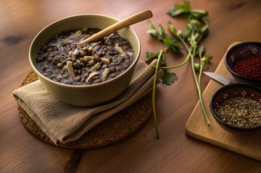 Mercimek çorbası bir ahşap yüzeye.