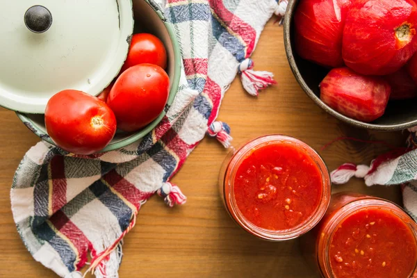 Tomatenpuree op een houten oppervlak met rustieke tafelkleed. — Stockfoto