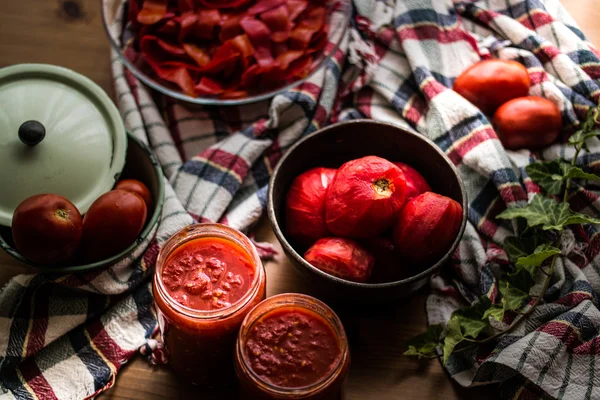 Tomatenpuree op een houten oppervlak met rustieke tafelkleed. — Stockfoto