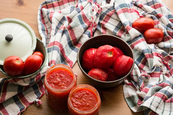 Tomatenpuree op een houten oppervlak met rustieke tafelkleed. — Stockfoto