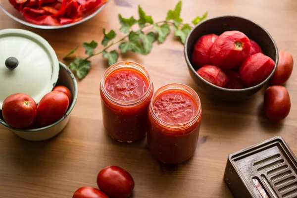 Tomatenpuree op een houten oppervlak met concept backround. — Stockfoto