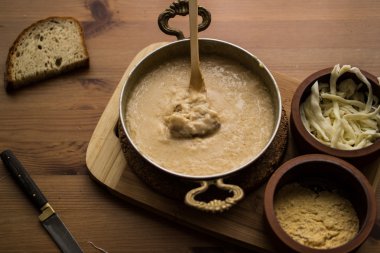 MUHLAMA / Mısır püresi peynir ile.