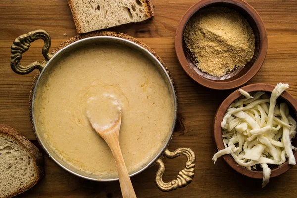 Muhlama / maïs PAP met kaas. — Stockfoto