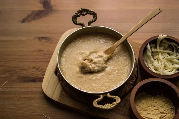 Muhlama / Porridge de maïs au fromage . — Photo