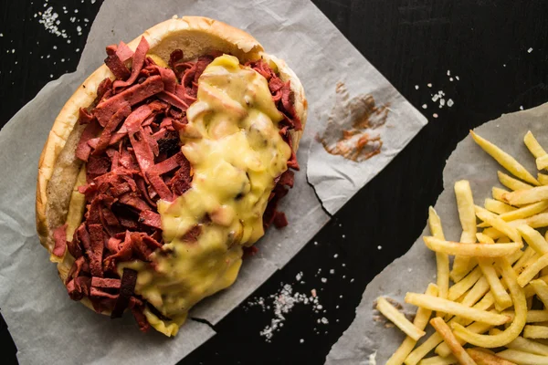 Sanduíche Kumru com salsicha, presunto, cheddar e batatas , — Fotografia de Stock