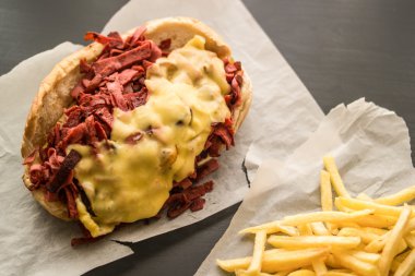 Kumru sandviç sosis, jambon, peynir ve patates, (Fast food kavramı ile.)