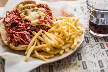 Kumru sandviç sosis, jambon, kaşar peyniri, patates ve içki ile.