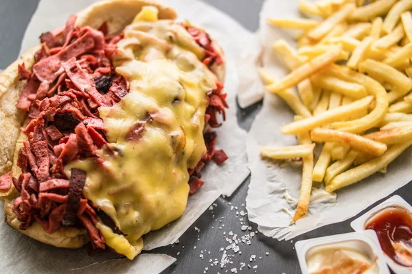 소시지, 햄, 체 다 치즈, 감자, (빠른 fo Kumru 샌드위치 — 스톡 사진