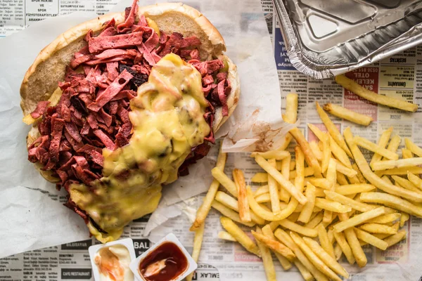 Sanduíche Kumru com salsicha, presunto, queijo derretido e batatas, (conceito Fast food .) — Fotografia de Stock