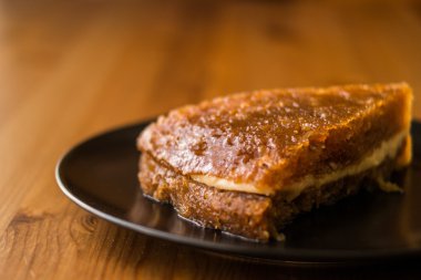 Türk geleneksel tatlı Ekmek kapama / ekmek puding