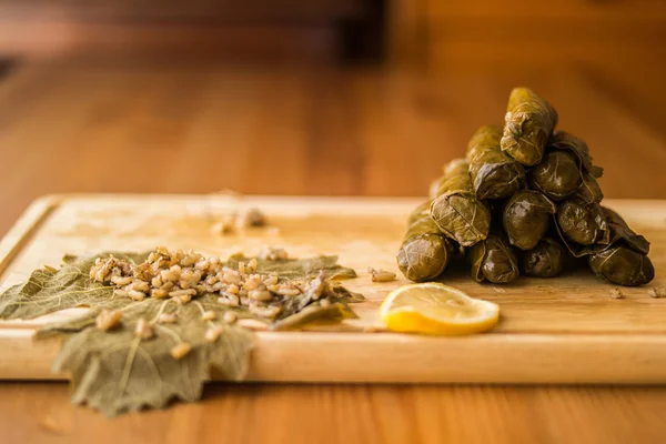 Zeytinyagli yaprak sarma / gefüllte Traubenblätter mit Olivenöl — Stockfoto