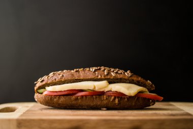 Peynir ve domates ile hafif sandviç.