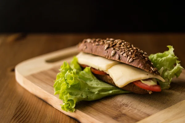 Sandwich ligero con queso, tomate y verduras . — Foto de Stock